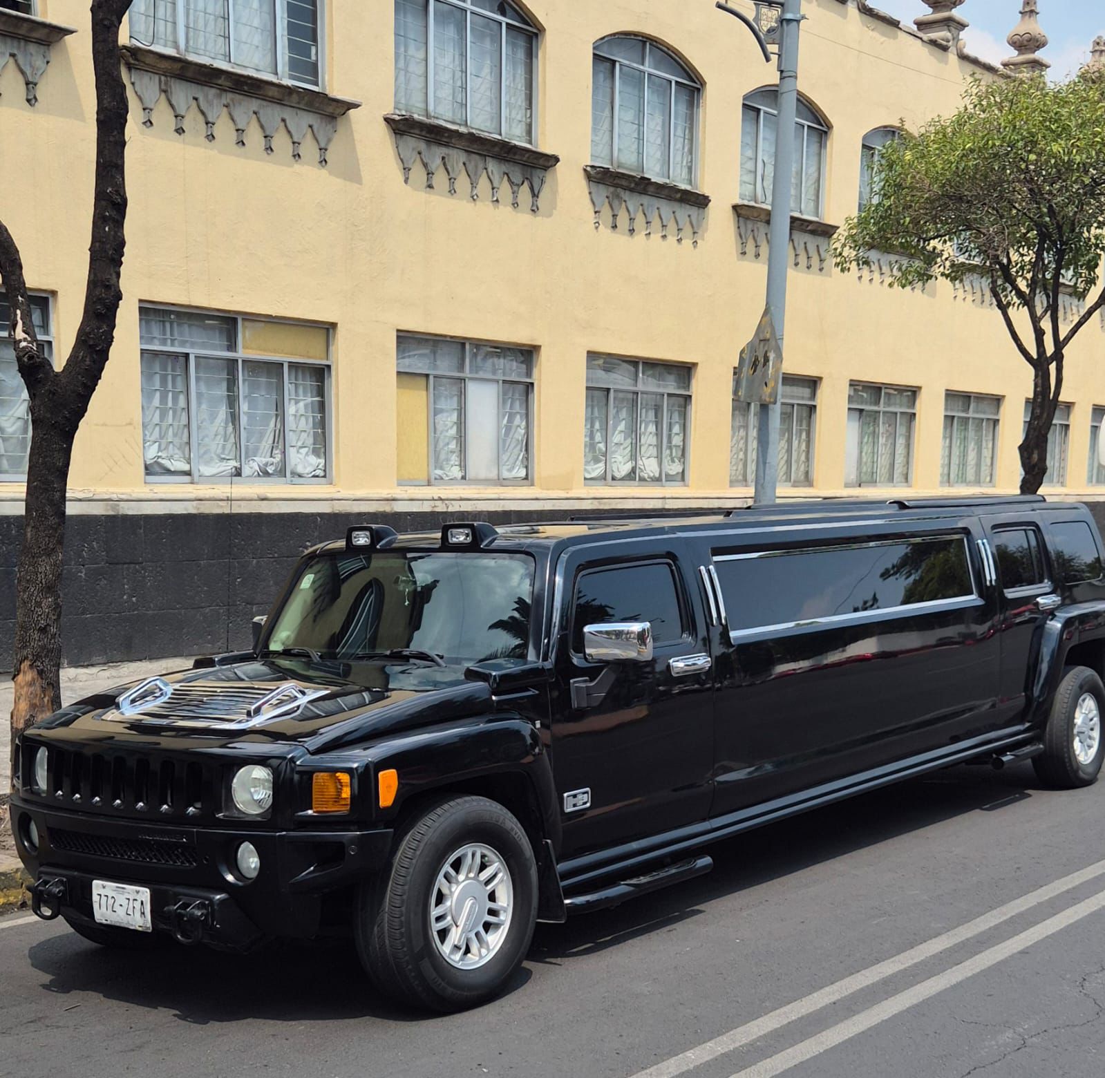 Limusina hummer color negro esperando a una quinceañera