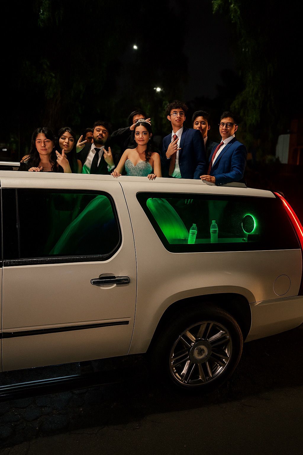 Quinceañera e invitados en un recorrido en limosina por la CDMX