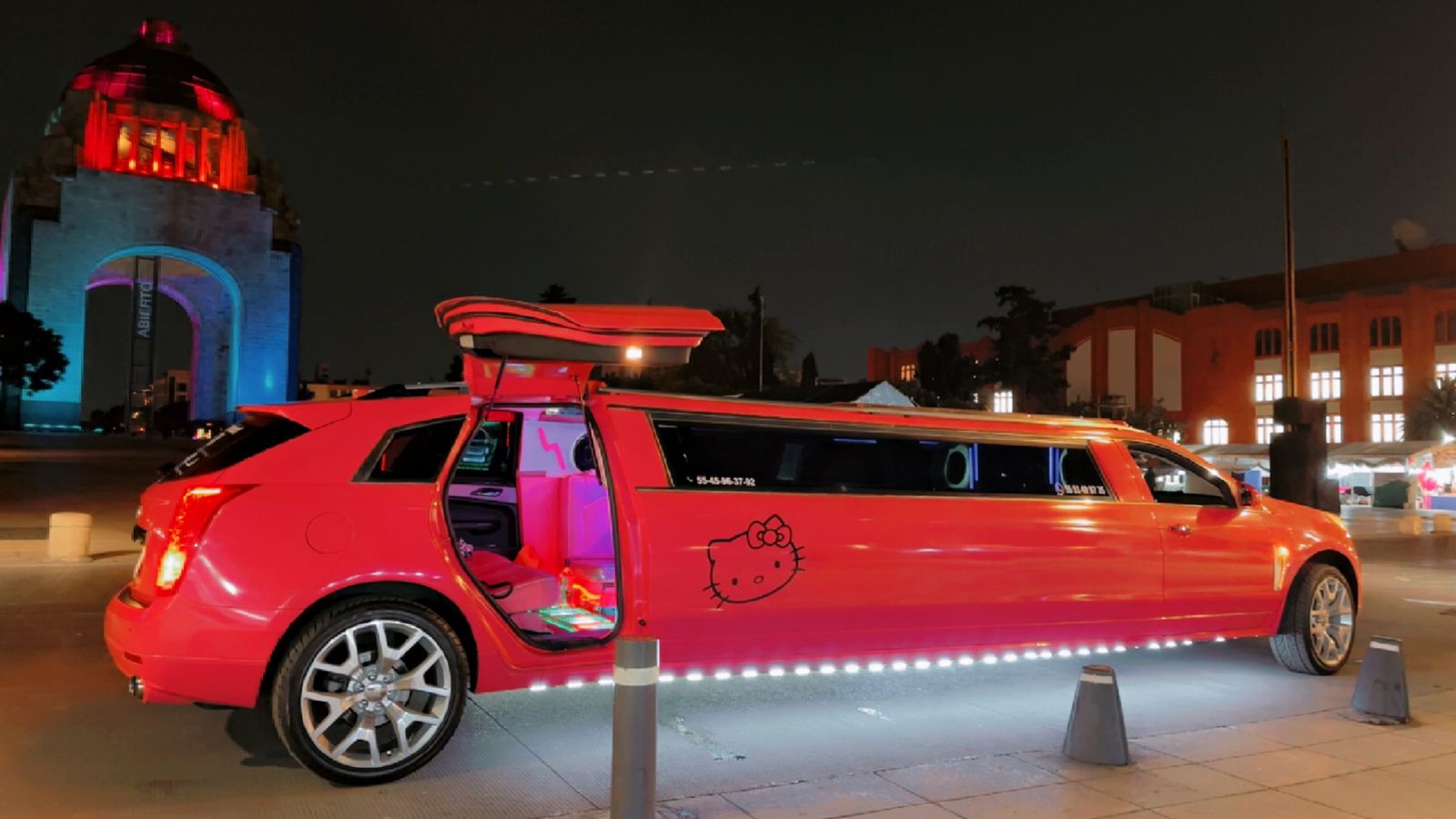 Limusina rosa para renta en las afueras de la CDMX