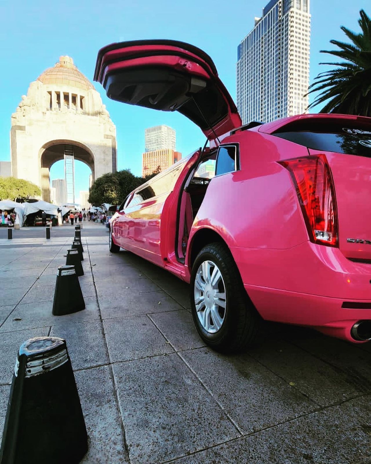 Limusina color rosa en el monumento a la revolución de la CDMX